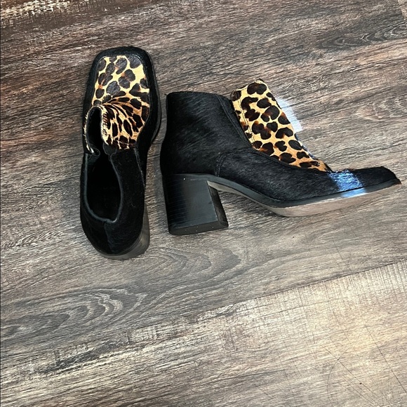 Stylish Leopard and Black Ankle Boots - Picture 4 of 4